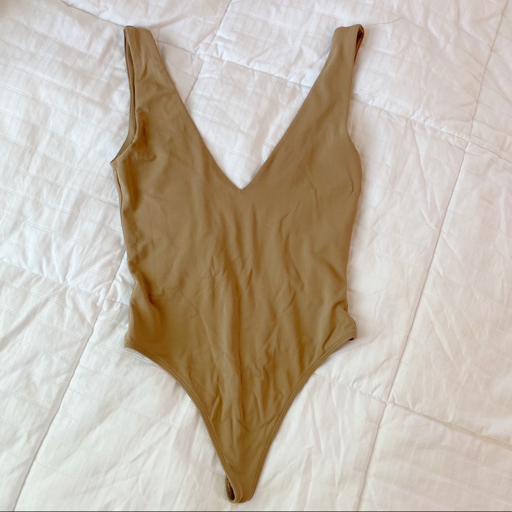Babaton Aritzia Tan V Neck Bodysuit - Picture 2 of 4